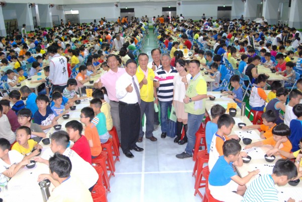 彰化市長邱建富、市民代表等人員，共同見證近900人一起「圍桌」尬棋藝的競賽場合。（圖由彰化市公所提供）