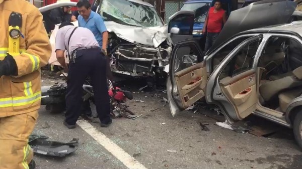 休旅車車頭和前擋玻璃撞毀受損嚴重。（記者張聰秋翻攝）