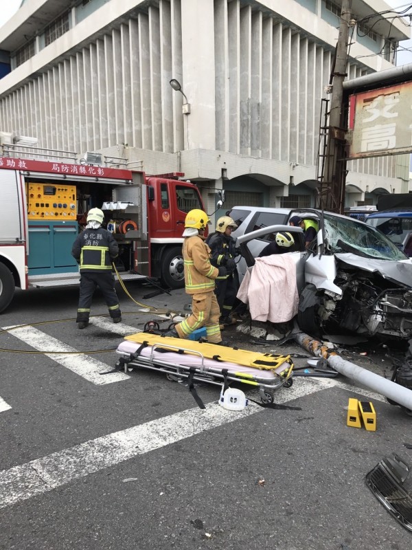 車禍現場一片狼藉。（記者張聰秋翻攝）