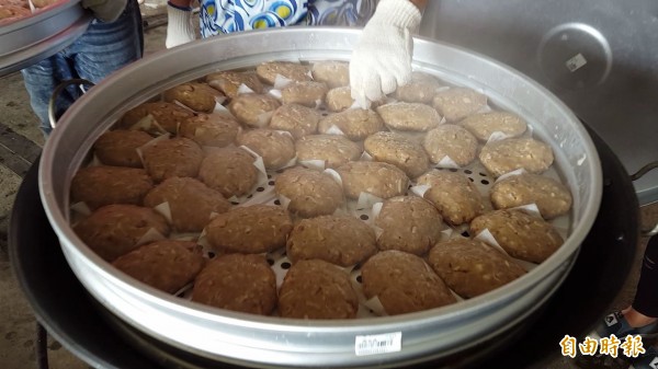 大里立德社區發展協會志工今天製作2000多個香噴噴的「愛心芋粿」義賣。（記者陳建志攝）