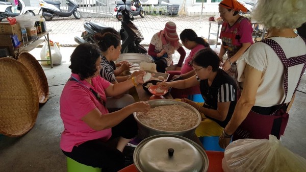 大里立德社區志工媽媽，今天合力做了2000多個芋粿義賣。（記者陳建志翻攝）