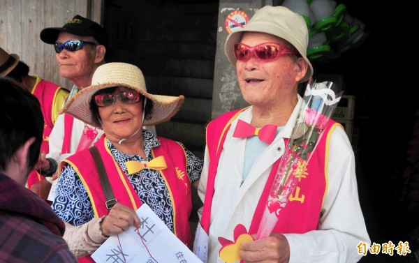 72歲林阿嬤（左）看見50年前的暗戀對象出現，立刻主動出擊、拉住82歲田阿公（右）的紅線。（記者花孟璟攝）
