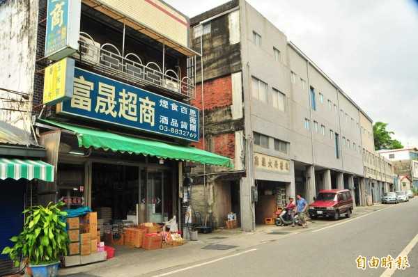 瑞舞丹大戲院隔壁超商是陳威僑的叔叔經營，多年來協助維護老屋。（記者花孟璟攝）