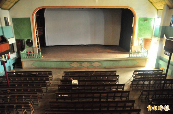 花蓮富里鄉瑞舞丹大戲院，早期戲院不只是放電影，還有歌仔戲、歌舞團甚至馬戲表演，所以還有特大的舞台，上面還可以吊鋼絲。（記者花孟璟攝）