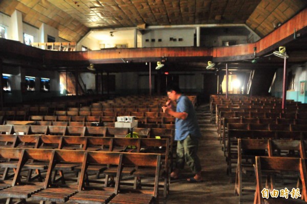 花蓮富里鄉瑞舞丹大戲院內部座位有2層樓，至少可容680人，50年前木工師傅檜木打造的椅子，至今完好。戲院第4代的陳威僑看著空曠的戲院，他覺得這麼棒的老戲院沒人來，好可惜。（記者花孟璟攝）