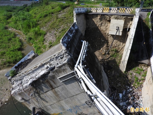 6月梅雨重創南投縣埔里鎮愛村橋，目前交通中斷。（記者佟振國攝）