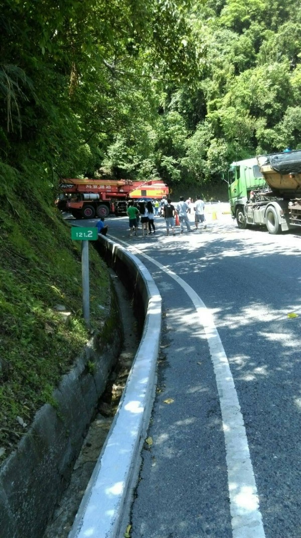 台九線蘇花公路121.2公里，一輛吊車爆胎自撞山壁。（記者張議晨翻攝）