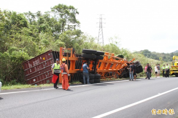 貨櫃車駕駛及時將車頭往路旁引導，避免造成道路阻塞等影響。（記者吳昇儒攝）