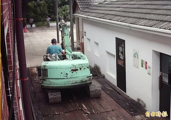 包商用挖土機清理木棧道，結果挖壞行啟館的冷氣管線。（記者詹士弘攝）