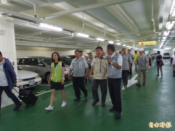 新竹市頂竹圍停車場經過翻新改造後，全面升級為無票卡的智慧停車系統，也變得明亮乾淨。（記者洪美秀攝）