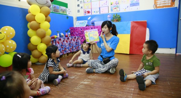 聚集德非營利幼兒園舉辦社區親子活動，透過身體律動刺激幼兒的大小肌肉發展，也借由繪本故事，啟發孩子自我探索思考。（劉祐瑄提供）