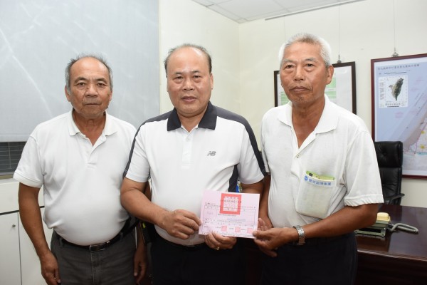 新北市中和彰化同鄉會理事長梁金良（圖中），為完成姑姑梁金花遺願，代為捐贈30萬元給彰化縣政府做社會救助。（記者劉曉欣攝）