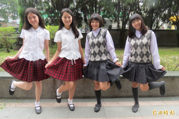 新民高中女生夏冬制服活潑優雅兼具，學生均超愛。（記者蘇孟娟攝）