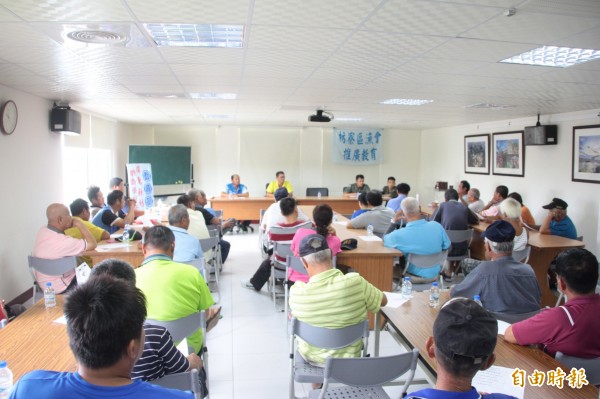 枋寮區漁會今天召開明年睦鄰經費工作項目協商會議。（記者陳彥廷攝）