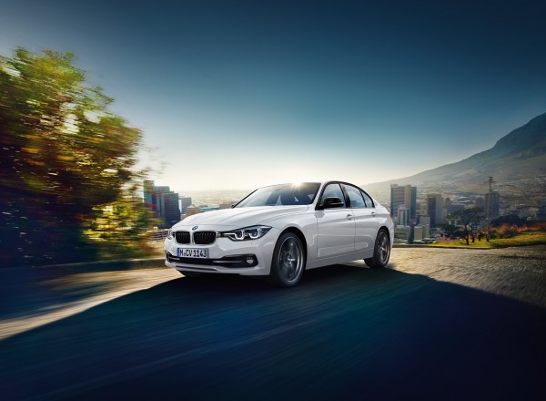 衝刺業績,進口車商在農曆民俗鬼月逆勢帶頭殺價,BMW(寶馬)入門車款
3系列轎車318i、320i喊出現金價每輛分別為149萬元與170萬元起,一口氣降價29萬元。(圖由汎德提供)