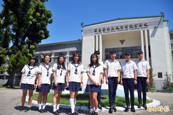 穿上制服,台東高商男女學生個個都是俊男美女。(記者黃明堂攝)
