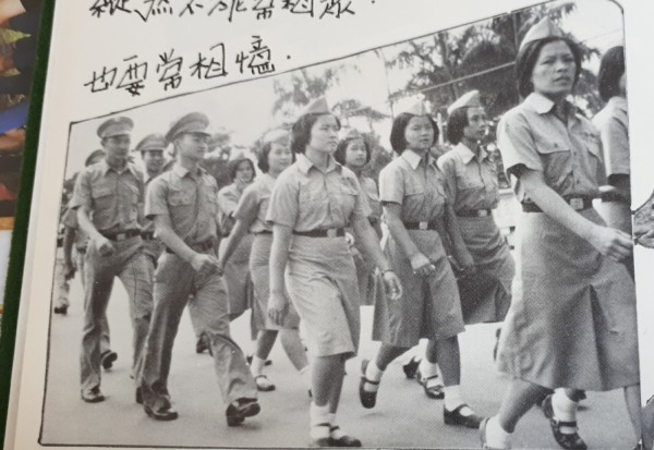 畢業紀念冊裡,戒嚴時代的東商卡其布制服。(記者黃明堂翻攝)