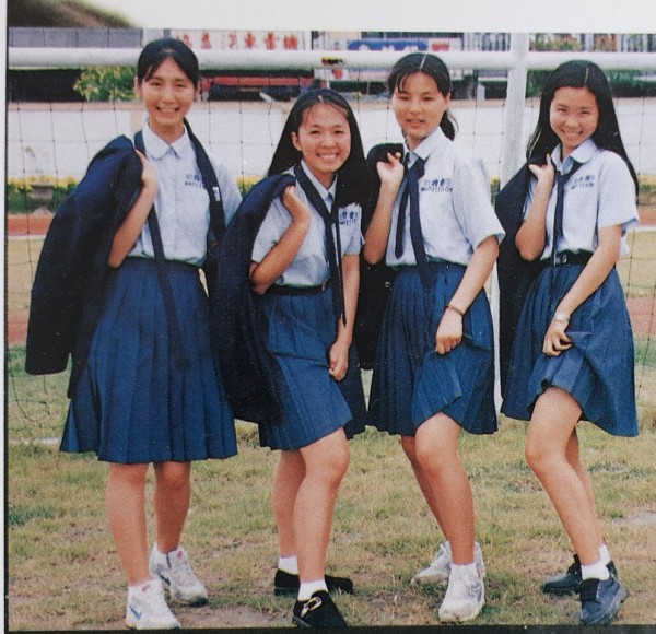 對照畢業紀念冊裡的東商舊款制服,當年的百褶裙比較長,女學生俏皮地撩短展現魅力。(記者黃明堂翻攝)