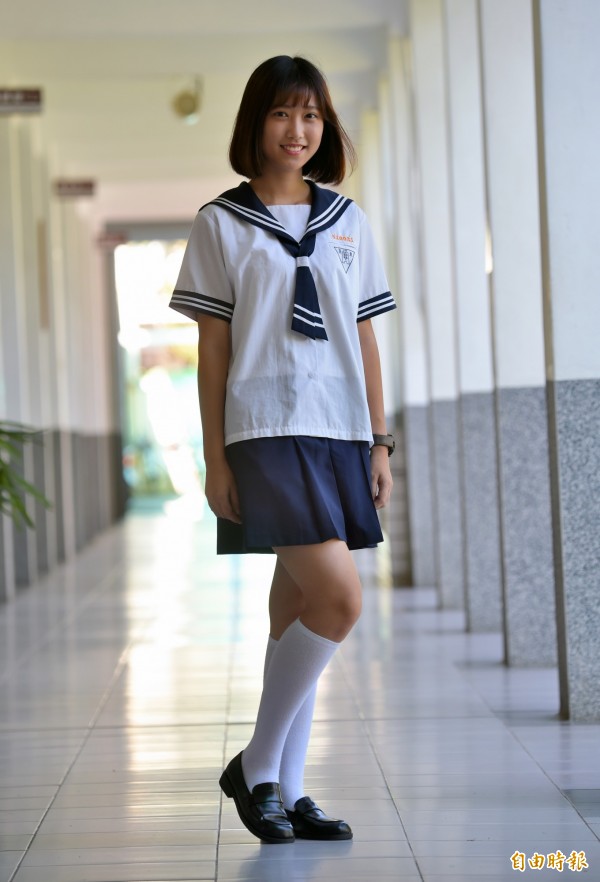 儀隊旗手呂培郁覺得穿上這身水手服,顯出青春洋溢。(記者黃明堂攝)