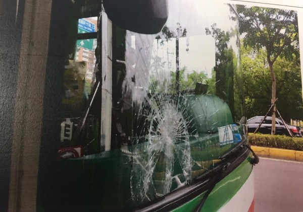 黃男駕駛的客運右前方保險桿與車燈受損，擋風玻璃碎裂。（記者王駿杰翻攝）