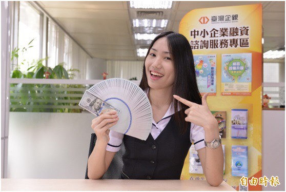 新台幣匯率輕鬆升破30元整數大關,重現「2」字頭價位。(記者盧冠誠攝)