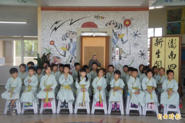 馬公市澎南4校29名新生,身著漢服參加啟筆禮。(記者劉禹慶攝)