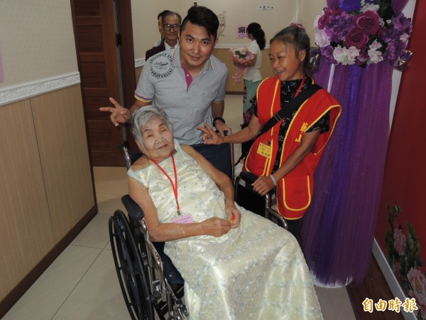 92歲的「金月」阿嬤第一次穿結婚禮服參加聚會場合，讓她好開心。（記者李立法攝）