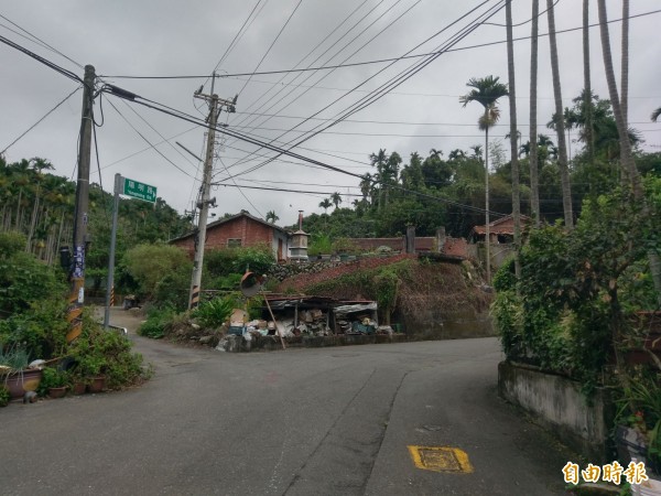 女子獨自上山卻迷路,惟向警方通報時的方向是往左走,但警方調查後卻發現女子是往右走,讓整起山搜有如捉迷藏。(記者劉濱銓攝)