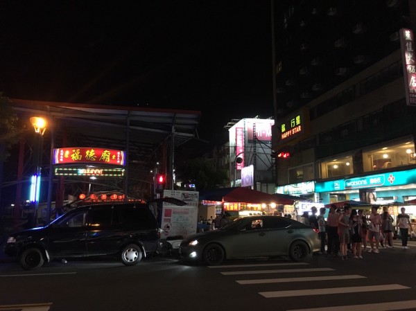 羅東夜市入口今晚發生2名街友互砍，雙雙掛彩送醫。（記者江志雄翻攝）