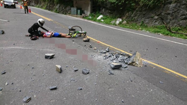 台8線中橫公路174.45公里九曲洞西端隧道口,今日下午發生落石意外,來自日本靜岡縣的35歲單車騎士白井寬之當場被砸中,造成頭部撕裂傷。(警方提供)