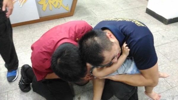 金城消防分隊隊員合力將喝稀飯噎到、一度陷入昏迷的小男童,從死神手中救下。(金城消防分隊提供)