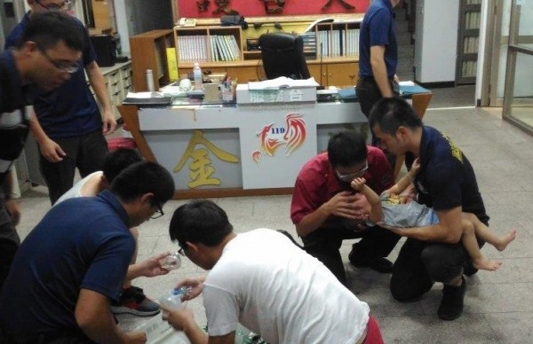 金城消防分隊隊員分別以人工呼吸、準備器材,合力搶救噎到的小男童。(金城消防分隊提供)