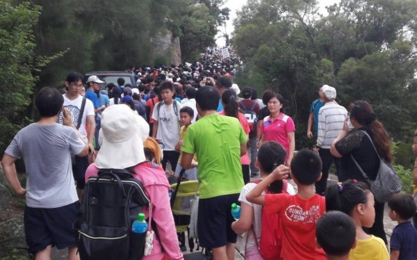 金門太武山吸引「人山人海」的登山潮,還可見車輛在人海中「浮沈」。(圖由楊姓登山客提供)