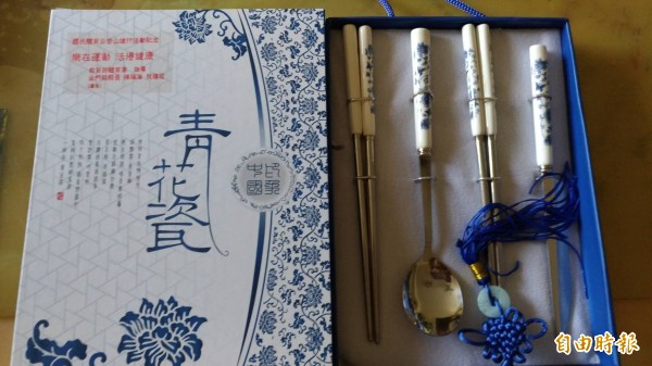 金門登山活動中的「主角」之一青花瓷餐具。(記者吳正庭攝)
