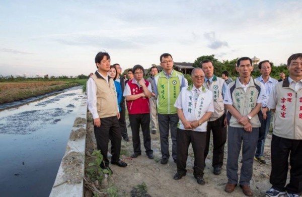 李孟諺擔任水利局長時陪同前台南市長賴清德視察水利工程的照片。（擷自臉書）