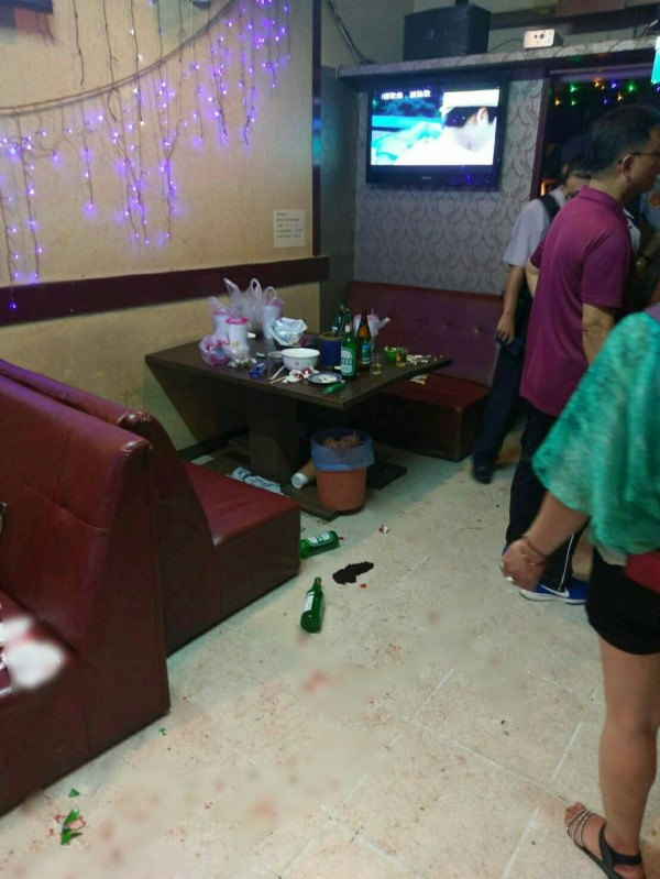 卡拉OK店爆混戰，酒瓶碎裂一地。（記者蔡清華翻攝）