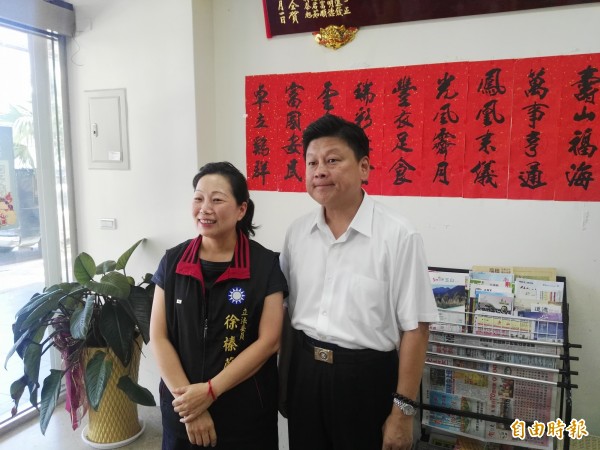 花蓮縣長傅崐萁(右)的妻子國民黨不分區立法委員徐榛蔚(左)以1124票居全國第4名當選國民黨中央委員。(記者王錦義攝)