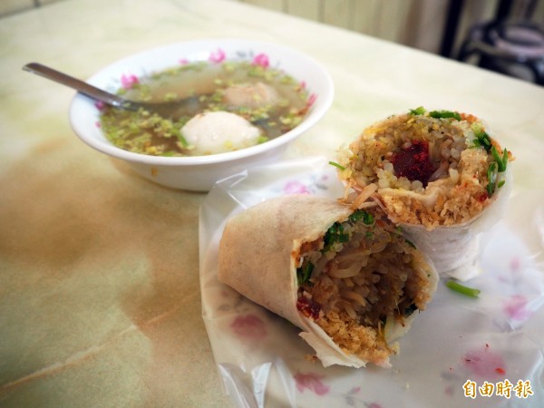 在店內享用潤餅的客人多會搭配一碗隱藏版的「綜合湯」,是魚丸、貢丸的混合版。(記者陳昀攝)