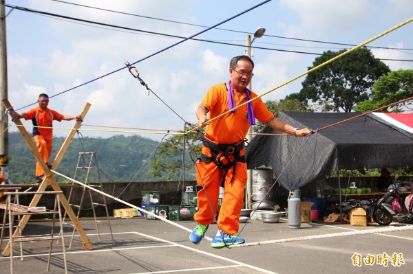 救難協會成員進行訓練。(記者林宜樟攝)