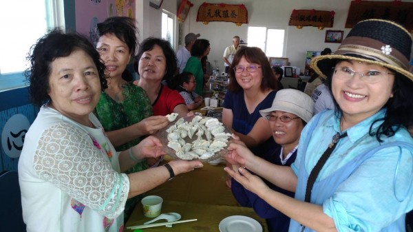 遊客DIY包內餡是龍膽石斑水餃，取名「鑽石水餃」。（記者蔡清華翻攝）