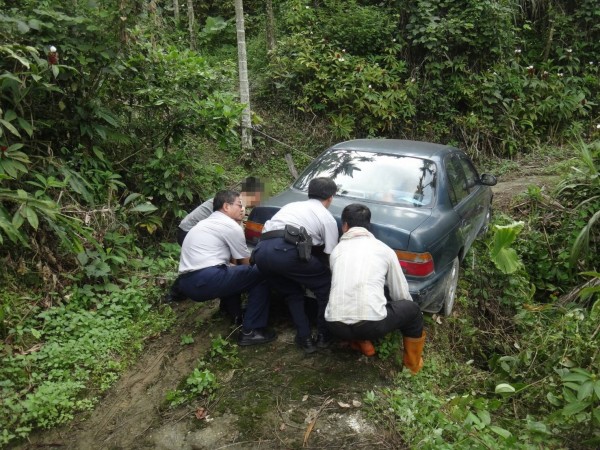 王姓男子使用導航,卻開進偏僻山路,車子還卡在山溝,警方前往救援。(記者林宜樟翻攝)