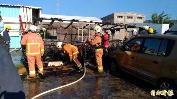 澎湖縣消防局出動7車21人前往現場灌救，僅十三分鐘就控制火勢。（記者劉禹慶攝）