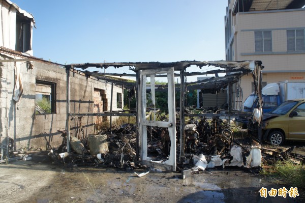 失火地點為鐵皮屋，停放待修及報廢的電動機車及腳踏車。（記者劉禹慶攝）