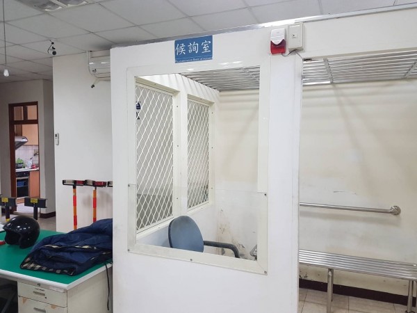苗栗警分局南苗派出所候訊室的鋁網窗被蔣男破壞。(記者張勳騰翻攝)