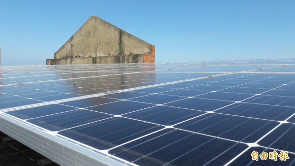 新竹市府在30所學校校園內進行屋頂種電計劃,市長林智堅前往虎林國小視察種電情形,預估一年可發電500萬度電,年平均減碳量約2700公噸。(記者洪美秀攝)