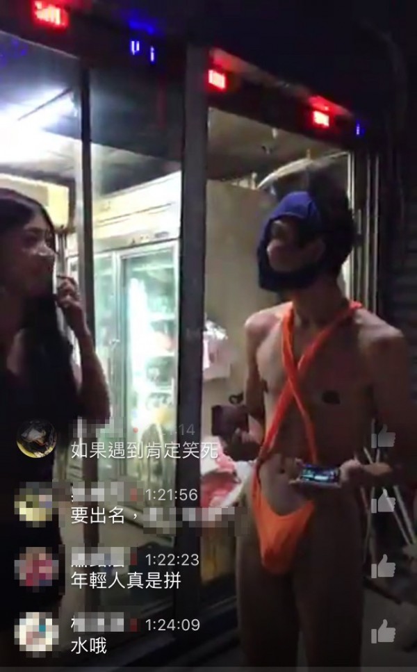 瘋狂假面叫賣喊卡,走到街頭買檳榔,跟店員有説有笑。(記者顏宏駿翻攝)