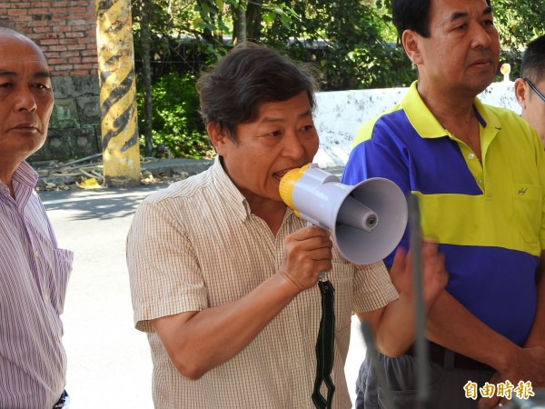 國姓鄉長丘埔生宣布與縣長林明溱通過電話，縣府決定協調仁愛鄉公所，暫緩砂石外運，待北港溪砂石車便道完成再行清運。（記者佟振國攝）