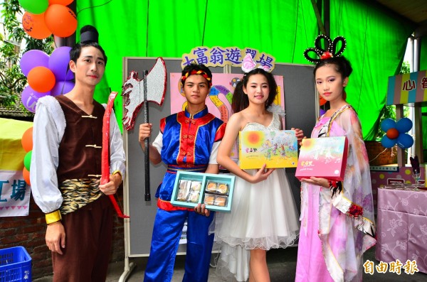 學生們cosplay經典角色,熱鬧行銷展翼的月餅。(記者吳俊鋒攝)