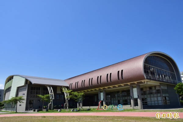 宜蘭縣府向中央爭取2800萬元經費,改善縣立體操館(左)及武術館(右)硬體設施。(記者張議晨攝)