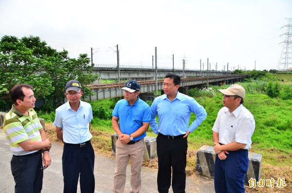 立委王定宇（右2）邀集相關單位協調、會勘，成功搶救舊鐵橋。（記者吳俊鋒攝）